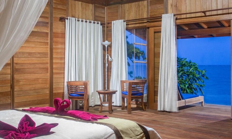  Sali Bay Resort - Molukken: Villa von innen mit Meerblick
