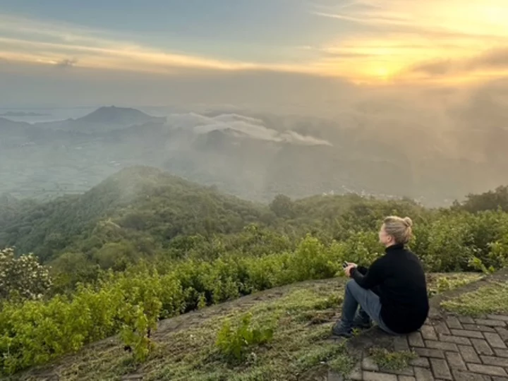Kleine Sunda Inseln, Indonesien: Sonnenaufgang mit Ausblick auf Sumbawas Inselwelt