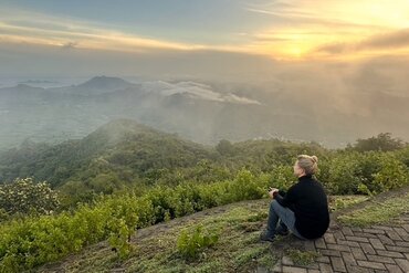 Kleine Sunda Inseln, Indonesien: Sonnenaufgang mit Ausblick auf Sumbawas Inselwelt