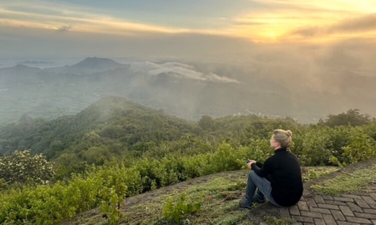 Kleine Sunda Inseln, Indonesien: Sonnenaufgang mit Ausblick auf Sumbawas Inselwelt