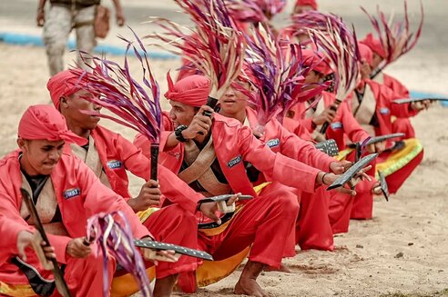 Molukken I Moluccas - Morotai Festival: In rot gekleidete Männertanzgruppe I Men's dance group dressed in red 