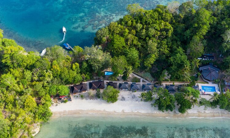 Sulawesi: White Sands Beach Resort Lembeh - Resort aus Vogelperspektive