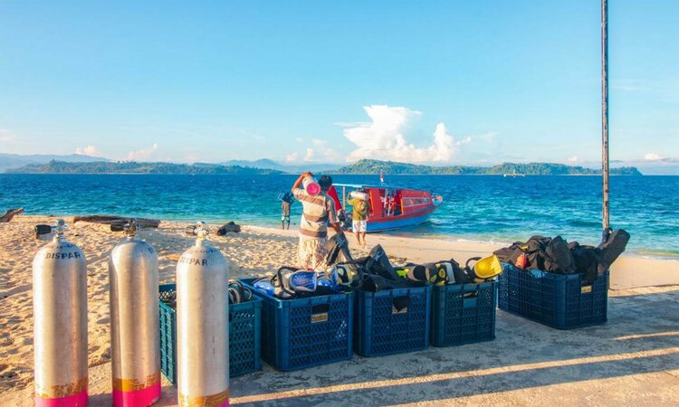 Saronde Island Resort, Sulawesi: Beladung des Bootes mit Tauch-Ausrüstung