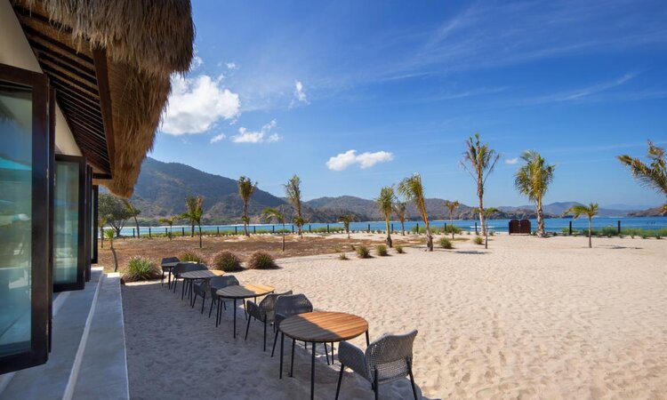 Sumbawa Island, Indonesia: Mocean Dive Resort, beachfront restaurant with sea views