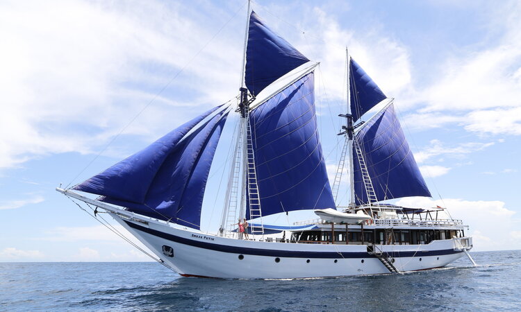 Sailing cruise Indonesia East of Wallace Ombak Putih