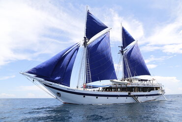 Sailing cruise Indonesia East of Wallace Ombak Putih