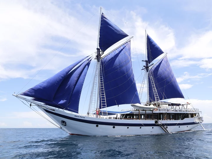 Sailing cruise Indonesia East of Wallace Ombak Putih