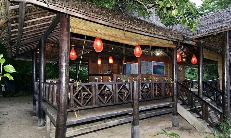 Selayar Dive Resort, Sulawesi: Restaurant in lantern light