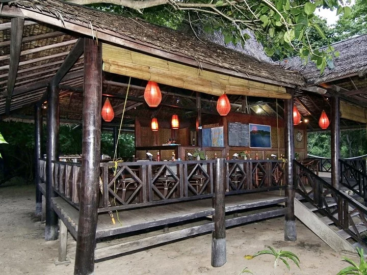 Selayar Dive Resort, Sulawesi: Restaurant in lantern light