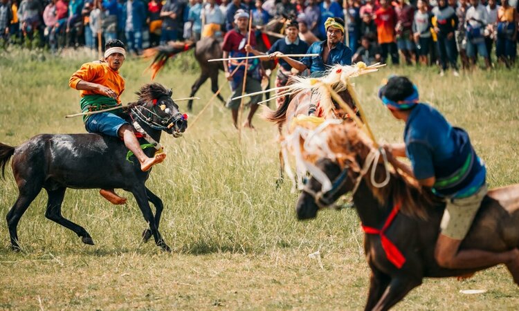Indonesien, kleine Sundainsel Sumba: Wettkampf zu Pferd; die Pasola-Tradition