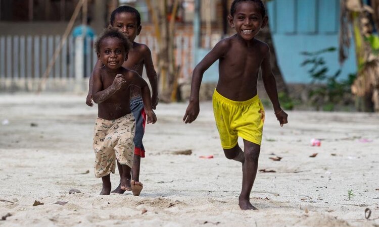 Papua Explorers Dive Resort: Happy village kids