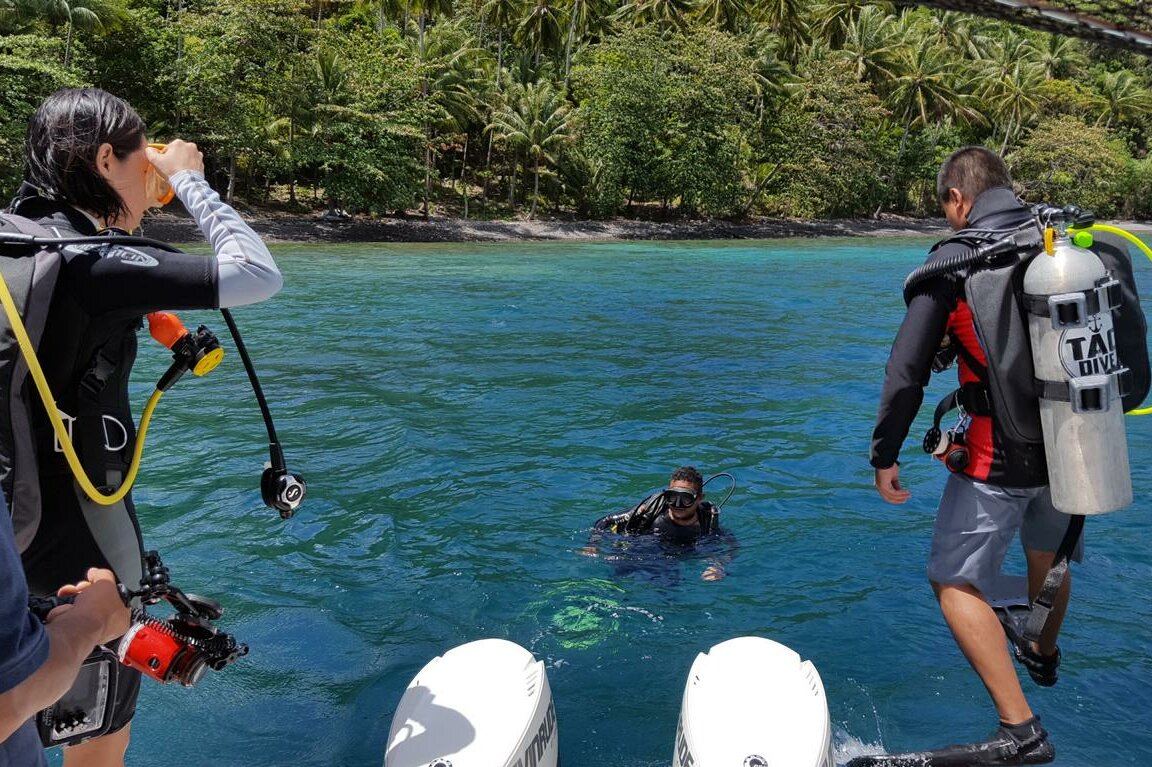 Dive into Lembeh Resort: Taucher gehen auf Tauchgang