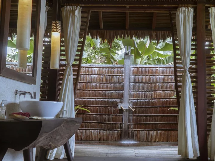 Molukken, Gewürzinsel Morotai: Moro Ma'doto Resort, Hilltop Suite Bathroom