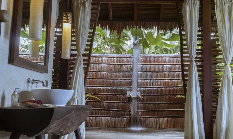 Molukken, Gewürzinsel Morotai: Moro Ma'doto Resort, Hilltop Suite Bathroom