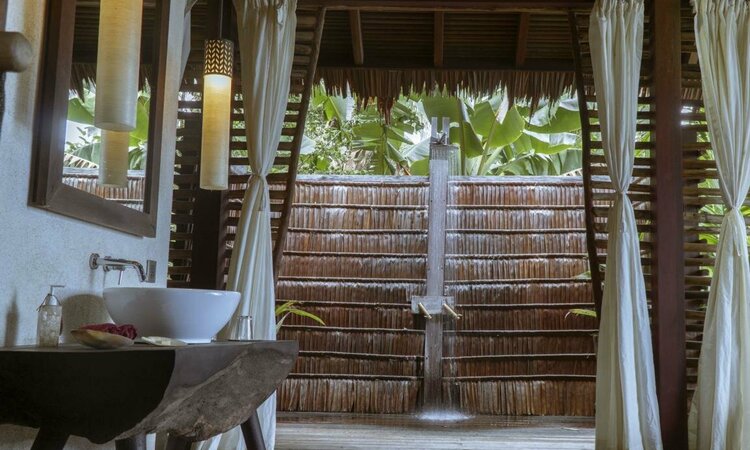 Molukken, Gewürzinsel Morotai: Moro Ma'doto Resort, Hilltop Suite Bathroom