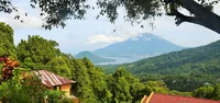 Molukken Gewürzinsel Tidore: Inselpanorama mit Ausblick auf Ternate
