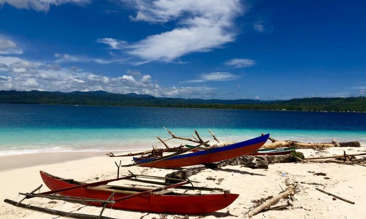 Indonesien, Molukken: Holzboote am Strand von Morotai
