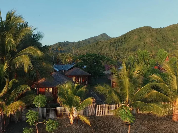  Central East Sulawesi: Tompotika Dive Lodge