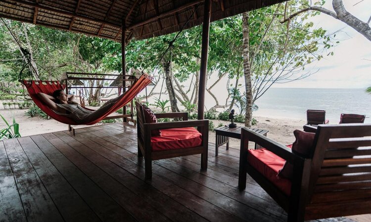 Indonesien, Raja Ampat Biodiversity Nature Resort: Relax Terrasse mit Meerblick