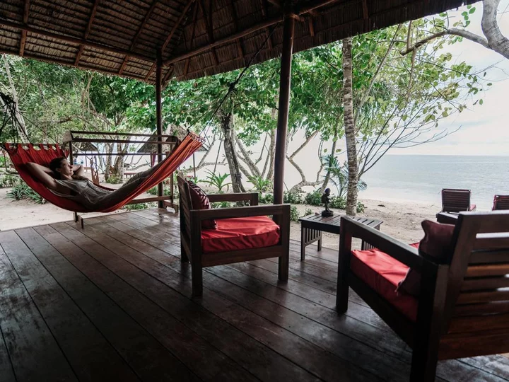 Indonesien, Raja Ampat Biodiversity Nature Resort: Relax Terrasse mit Meerblick