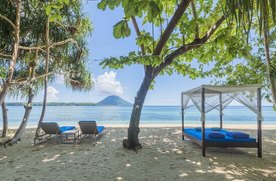 Siladen Resort & Spa, Sulawesi: Luxury Beach Villa mit eigenen Sunbeds & Sonnenliegen