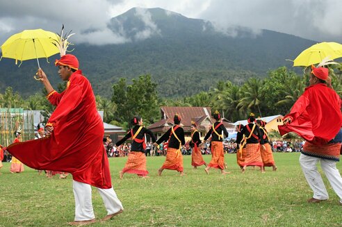 Molukken - Halmahera Festival: Tänzer mit gelben Schirmen I Dancers with yellow umbrellas