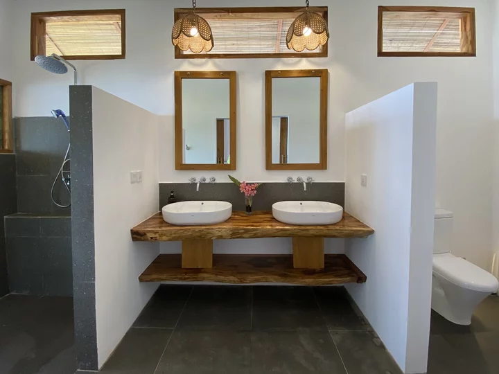 Bathroom Premium Oceanfront Cottage, Murex Resort Bangka - Sulawesi