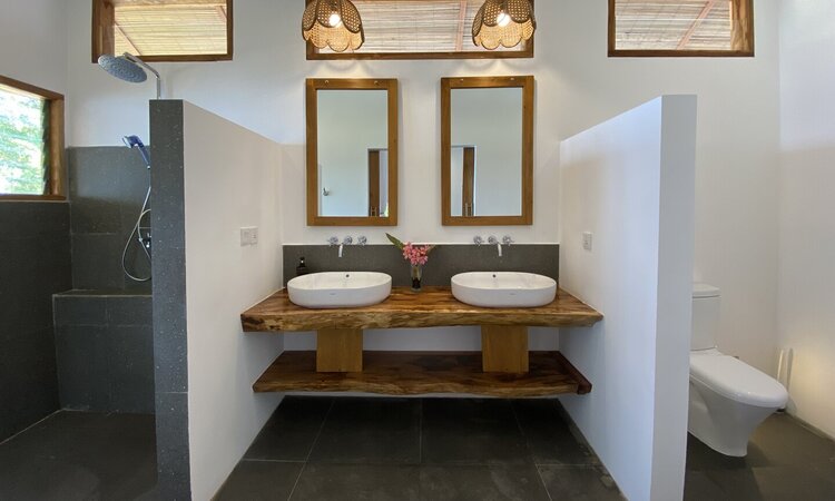 Bathroom Premium Oceanfront Cottage, Murex Resort Bangka - Sulawesi