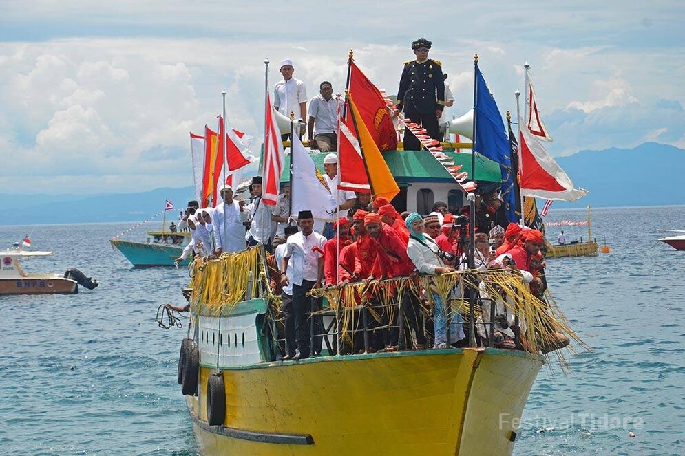 Festlich geschmücktes Boot des Sultans von Tidore