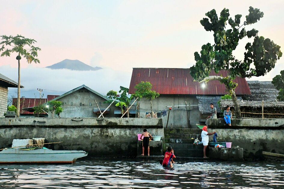 Molukken Gewürzinsel Halmahera Dorfleben: Dorfbewohner waschen Wäsche im Fluß 