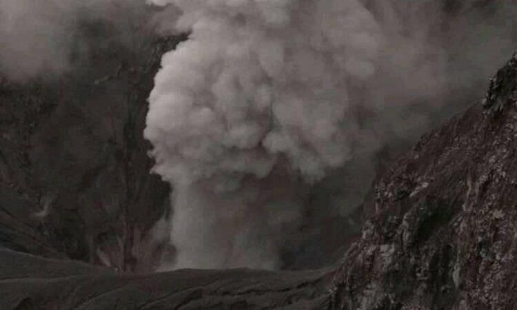 Indonesien, Gewuerzinsel Halmahera: Dukono Vulkan