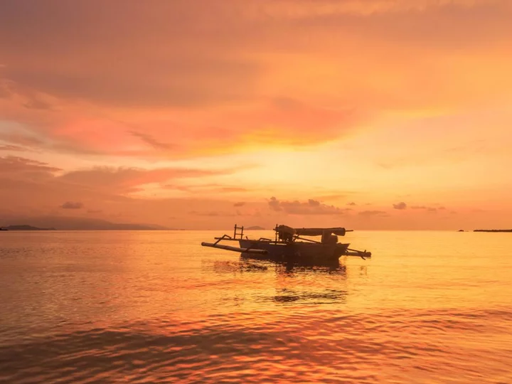 Saronde Island Resort, Sulawesi: Resort beach at sunset
