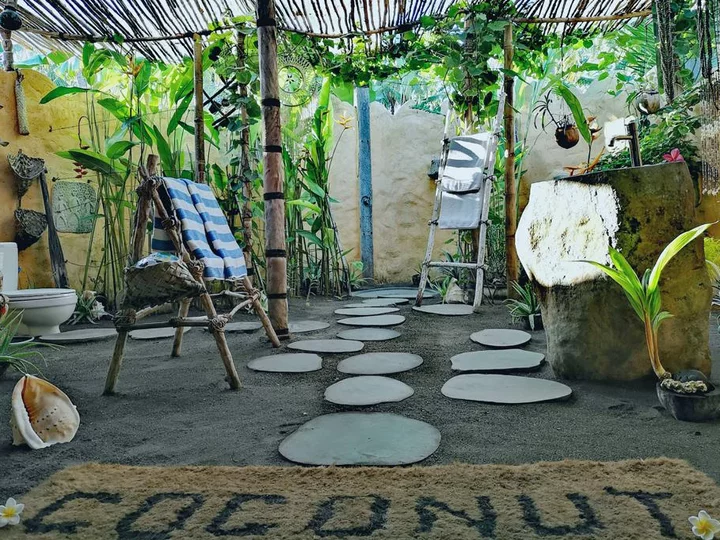  Dekoratives Badezimmer im Coconut Garden Beach Resort, Insel Flores, Indonesien