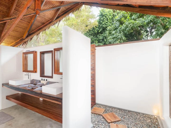 Saronde Island Resort, Sulawesi: Bathroom & shower