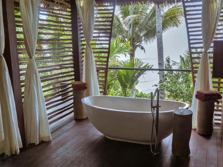  Moluccas - Morotai: Moro Ma'Doto bathroom with ocean view