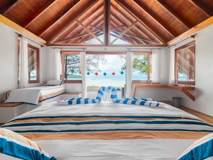 Saronde Island Resort, Sulawesi: Bungalow interior view