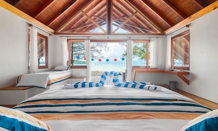 Saronde Island Resort, Sulawesi: Bungalow interior view