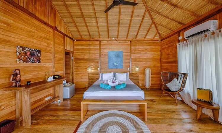 Kuda Laut Resort, Sulawesi - Siladen Island: Beach View Cottage interior view