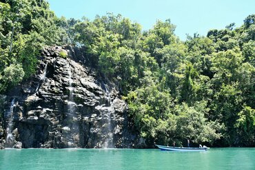 Molukken: Wasserfall im Westen der Inselregion Halmahera
