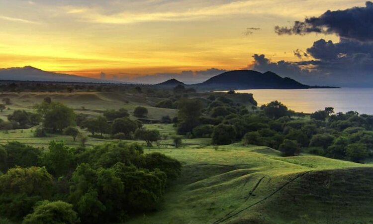Sumbawa Island: Sunrise over Doroncanga