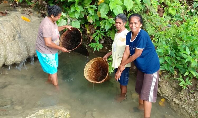 Fishing with baskets - Indonesia, Moluccas island of Seram