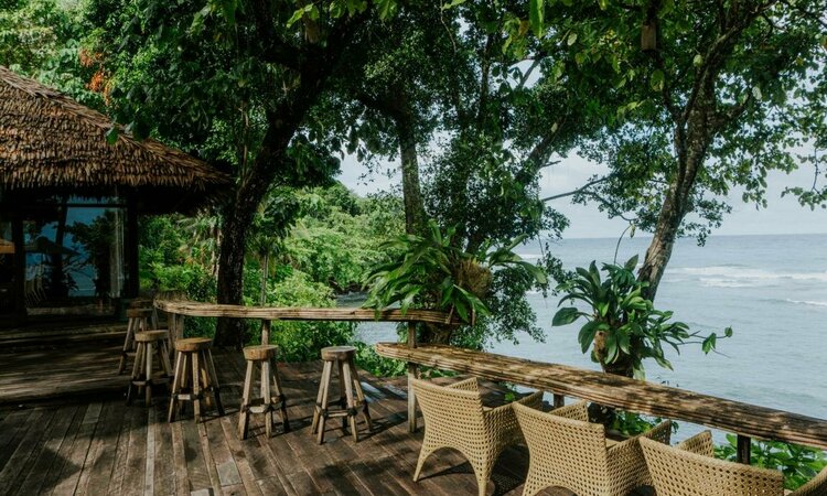 Moro Ma'Doto Resort: Bar mit Ausblick auf den Pazifik, Morotai-Molukken