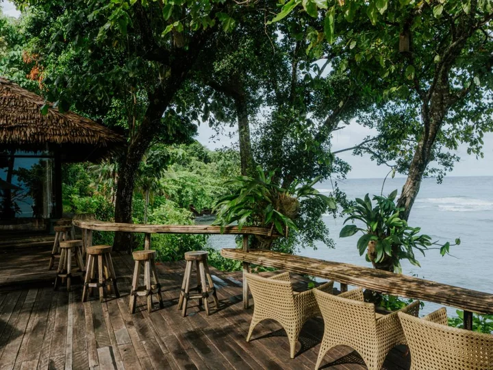Moro Ma'Doto Resort: Bar mit Ausblick auf den Pazifik, Morotai-Molukken