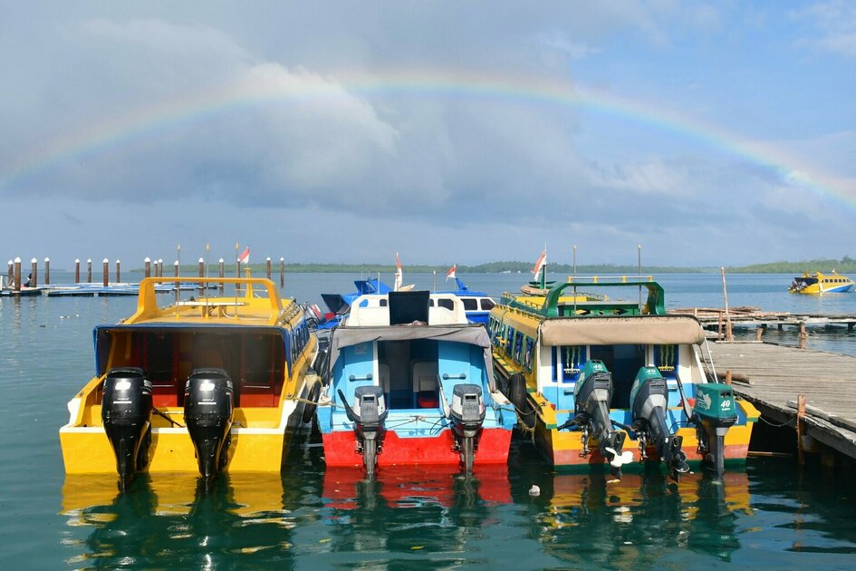 Molukken Gewürzinsel Morotai: Morotai Hafen - Drei Boote unter Regenbogen 