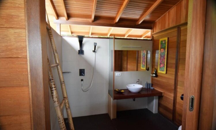  Molukken - Sali Bay Resort: Badezimmer Villa