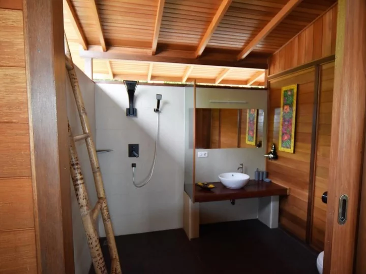  Molukken - Sali Bay Resort: Badezimmer Villa