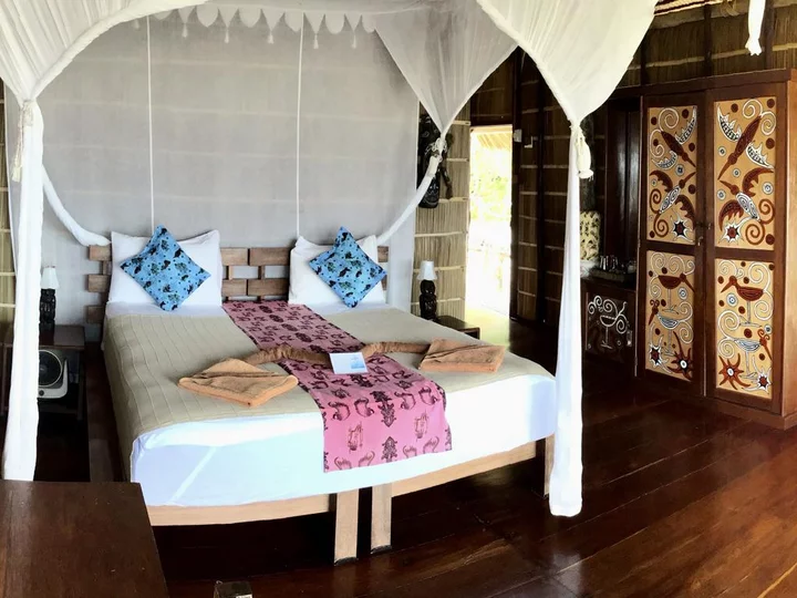 Papua Explorers Dive Resort: Deluxe bungalow interior view