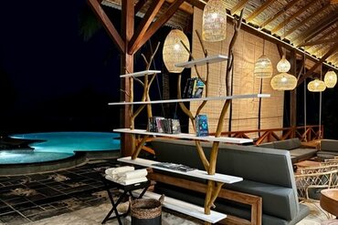 Molukken, Morotai Metita Beach & Dive Resort: Bar & Pool bei Nacht