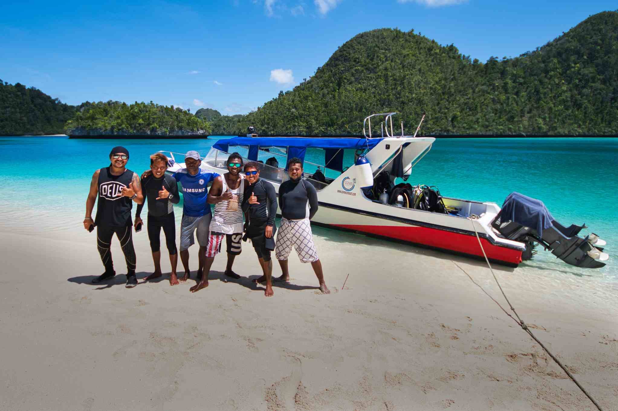  Cove Eco Resort Dive Crew, Yeben Island