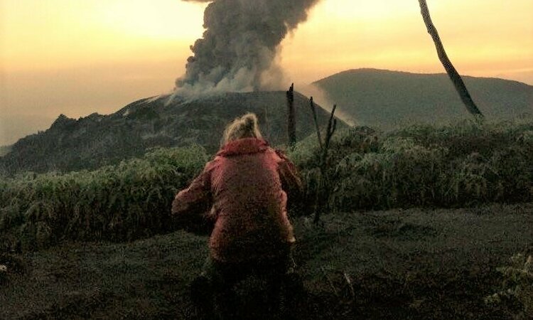 Indonesien, Halmahera: Kathrin fotografiert Ibu Vulkan Eruption